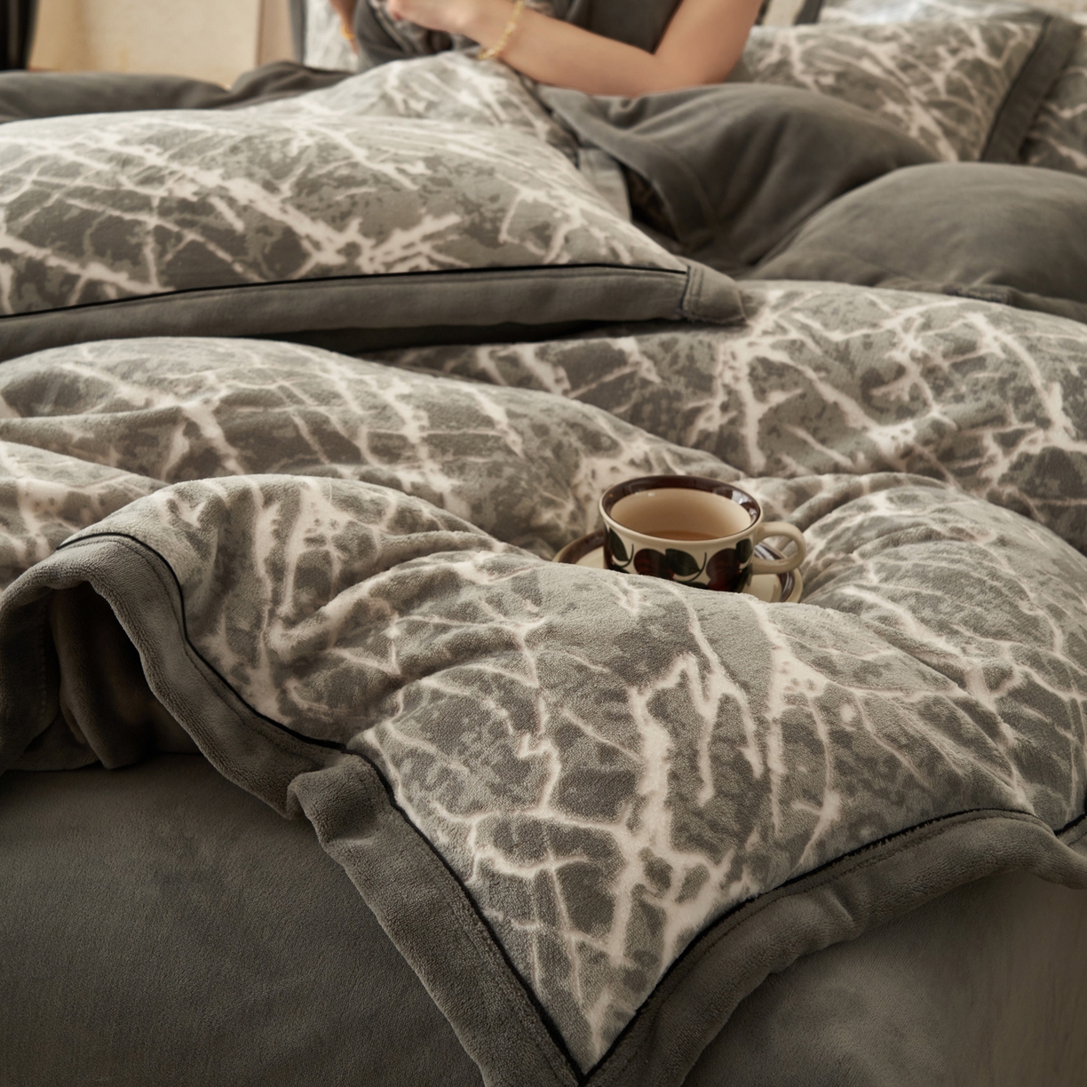 91家纺网 家纺一手货源 找家纺 子由家居 2025新款230g牛奶绒染色雕花可拆洗被套冬被 雕花被套-大理石纹