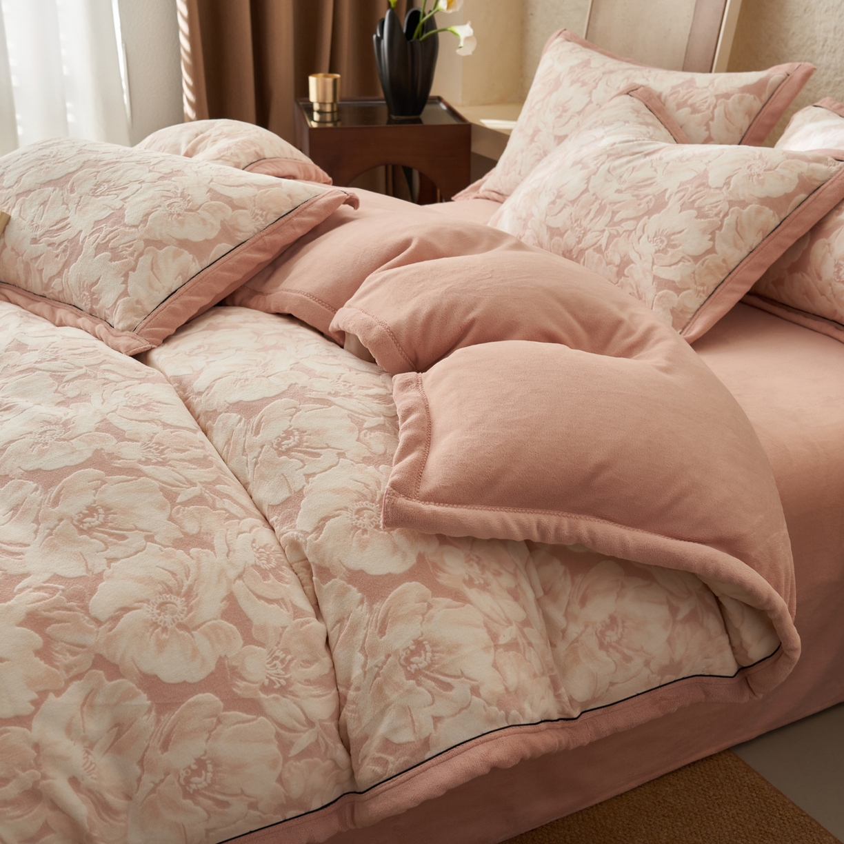 91家纺网 家纺一手货源 找家纺 子由家居 2025新款230g牛奶绒染色雕花可拆洗被套冬被 雕花被套-绽放