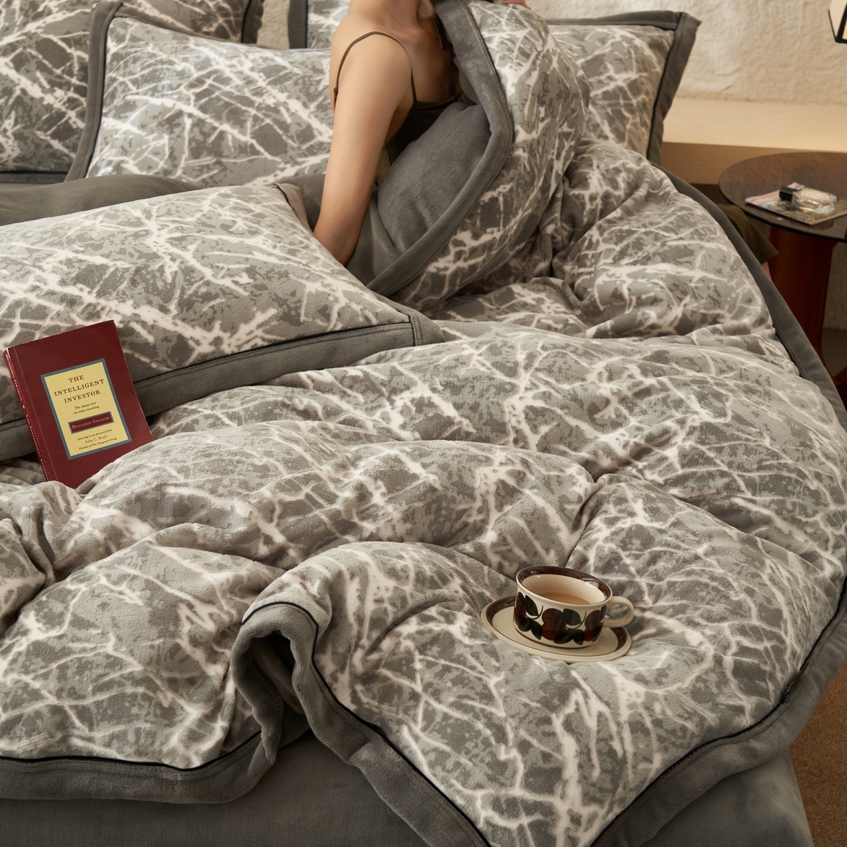 91家纺网 家纺一手货源 找家纺 子由家居 2025新款230g牛奶绒染色雕花可拆洗被套冬被 雕花被套-大理石纹