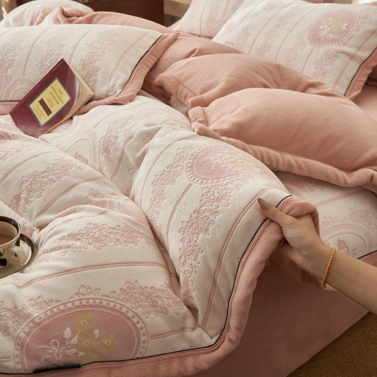 91家纺网 家纺一手货源 找家纺 子由家居 2025新款230g牛奶绒染色雕花可拆洗被套冬被 雕花被套-花境