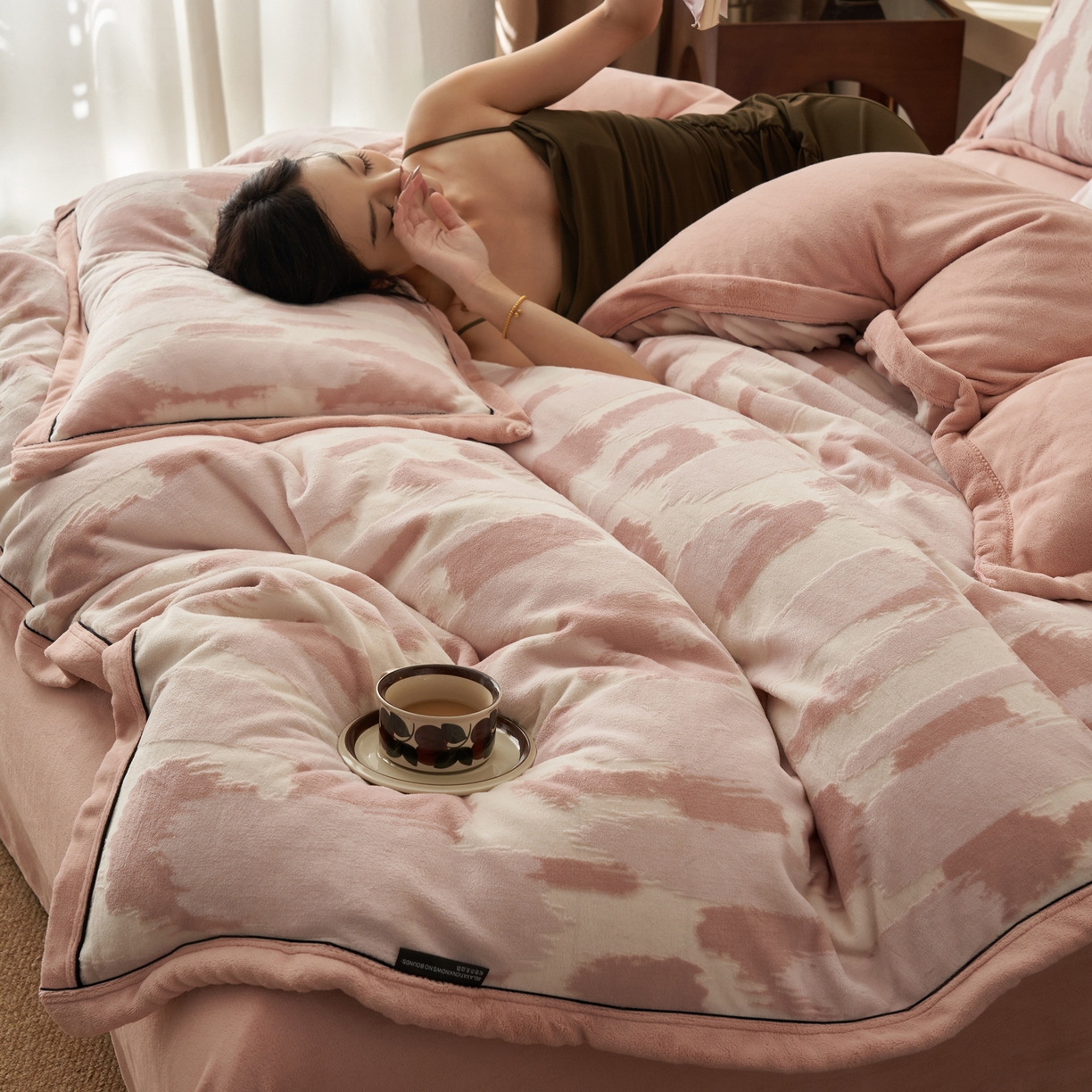 91家纺网 家纺一手货源 找家纺 子由家居 2025新款230g牛奶绒染色雕花可拆洗被套冬被 雕花被套-云中行