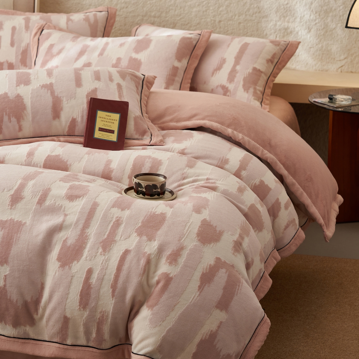 91家纺网 家纺一手货源 找家纺 子由家居 2025新款230g牛奶绒染色雕花可拆洗被套冬被 雕花被套-云中行