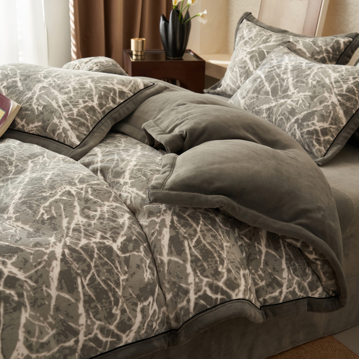 91家纺网 家纺一手货源 找家纺 子由家居 2025新款230g牛奶绒染色雕花可拆洗被套冬被 雕花被套-大理石纹