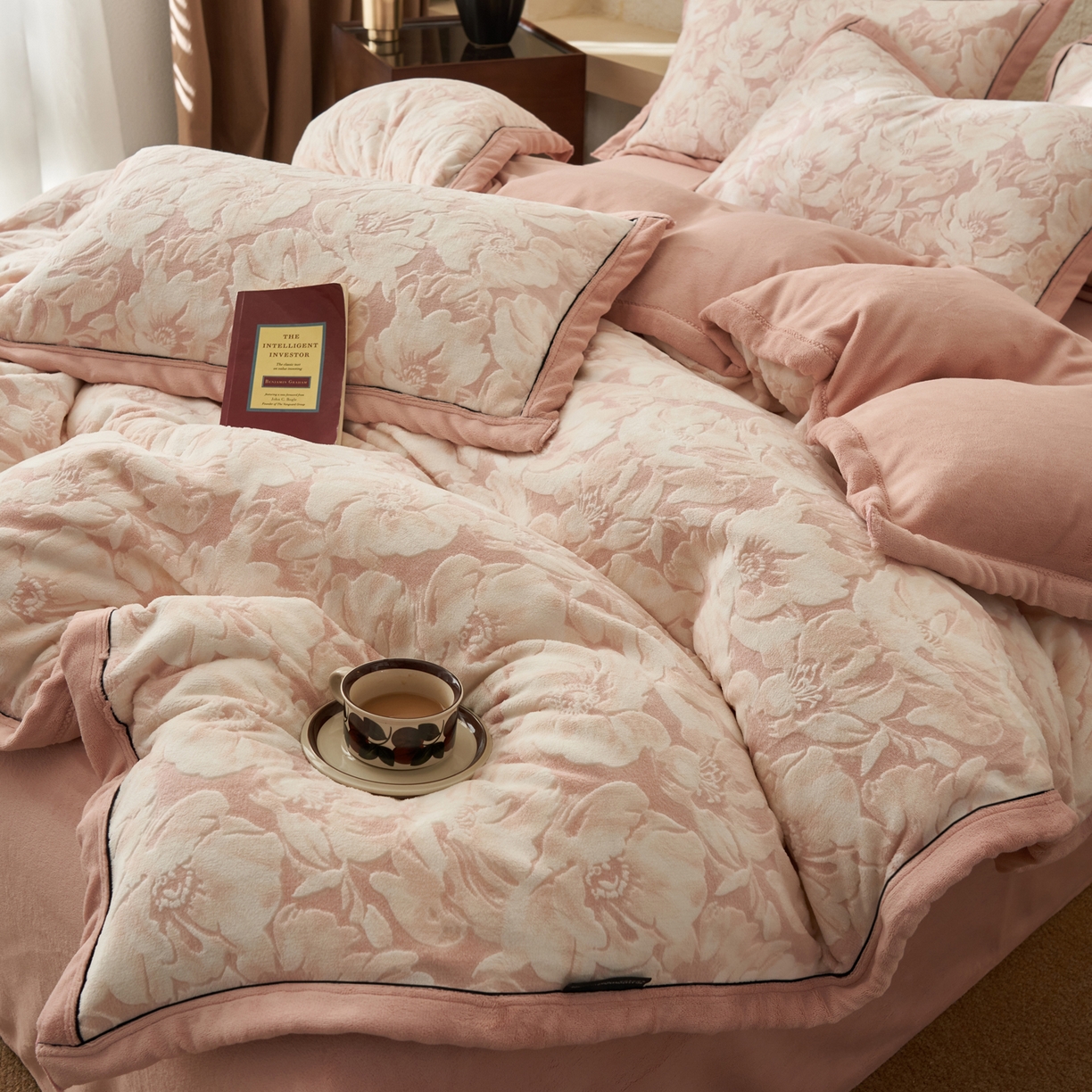 91家纺网 家纺一手货源 找家纺 子由家居 2025新款230g牛奶绒染色雕花可拆洗被套冬被 雕花被套-绽放