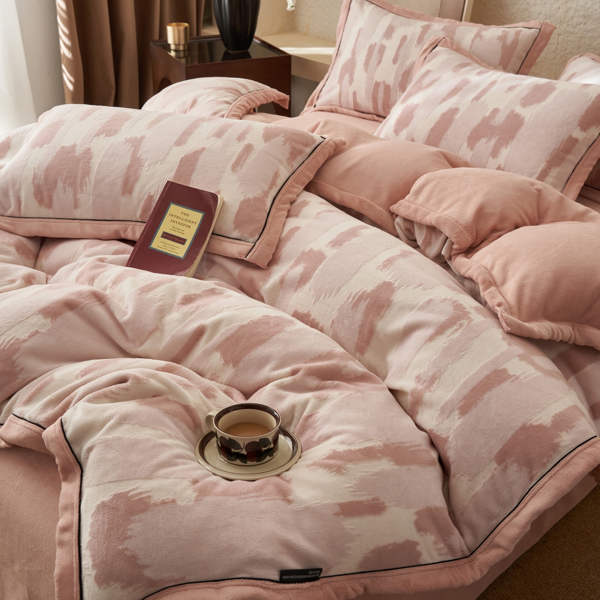 91家纺网 家纺一手货源 找家纺 子由家居 2025新款230g牛奶绒染色雕花可拆洗被套冬被 雕花被套-云中行