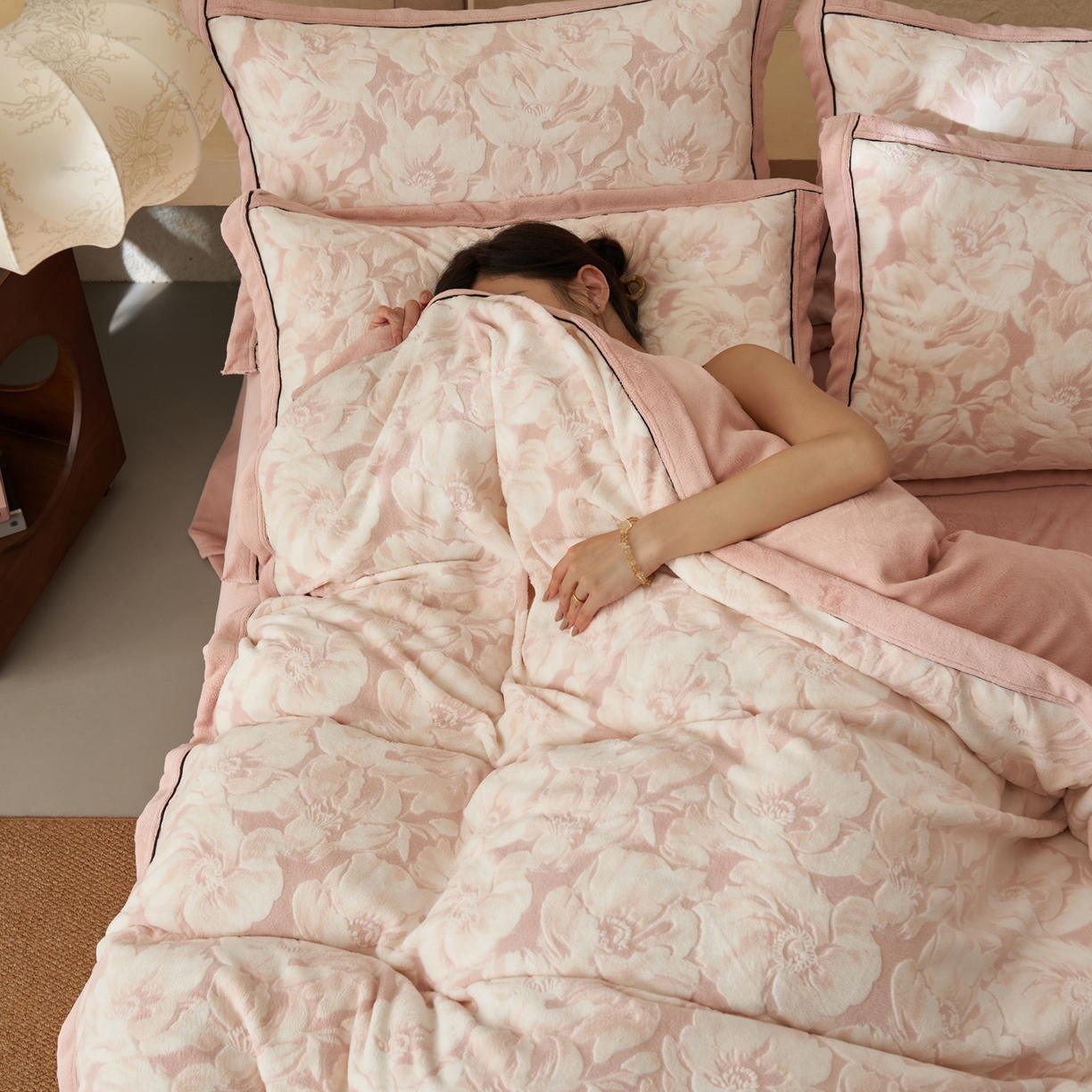 91家纺网 家纺一手货源 找家纺 子由家居 2025新款230g牛奶绒染色雕花可拆洗被套冬被 雕花被套-绽放