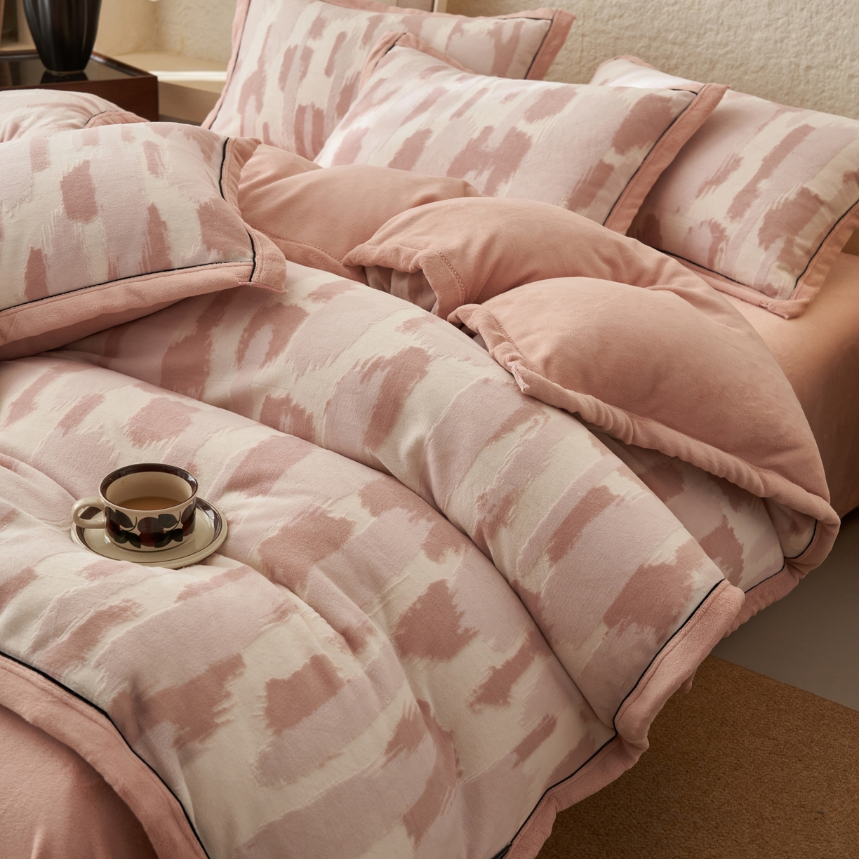 91家纺网 家纺一手货源 找家纺 子由家居 2025新款230g牛奶绒染色雕花可拆洗被套冬被 雕花被套-云中行