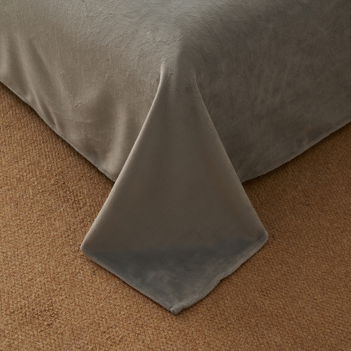 91家纺网 家纺一手货源 找家纺 （总）子由家居 2025新款230g牛奶绒染色雕花可拆洗被套冬被