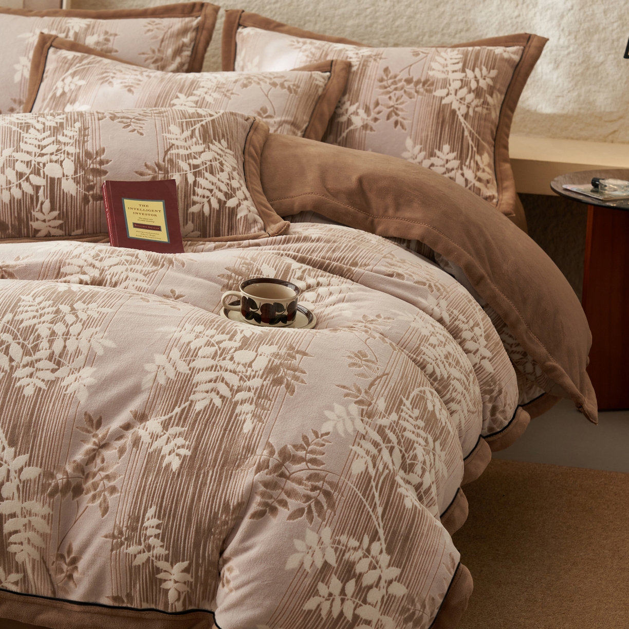 91家纺网 家纺一手货源 找家纺 子由家居 2025新款230g牛奶绒染色雕花可拆洗被套冬被 雕花被套-海棠