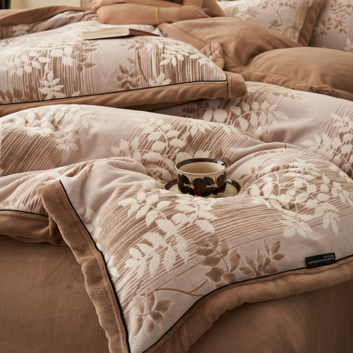 91家纺网 家纺一手货源 找家纺 子由家居 2025新款230g牛奶绒染色雕花可拆洗被套冬被 雕花被套-海棠