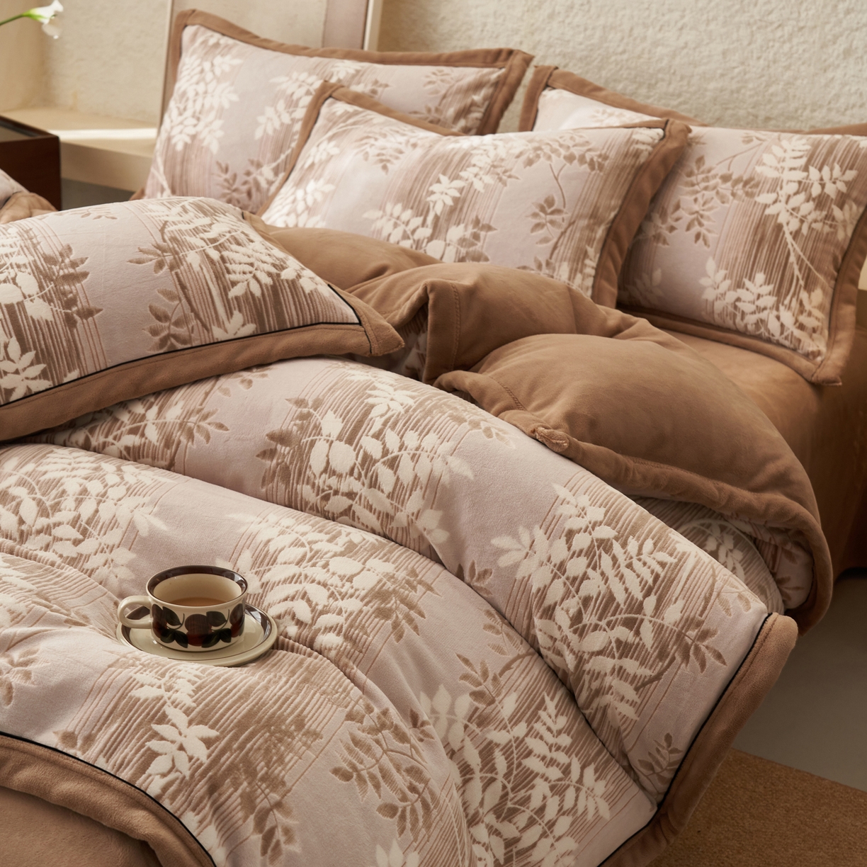 91家纺网 家纺一手货源 找家纺 子由家居 2025新款230g牛奶绒染色雕花可拆洗被套冬被 雕花被套-海棠