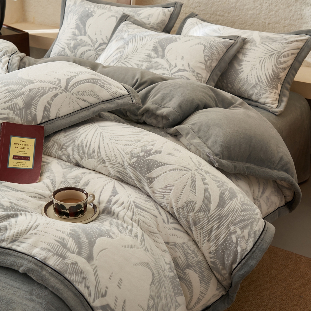 91家纺网 家纺一手货源 找家纺 子由家居 2025新款230g牛奶绒染色雕花可拆洗被套冬被 雕花被套-漫步花庭