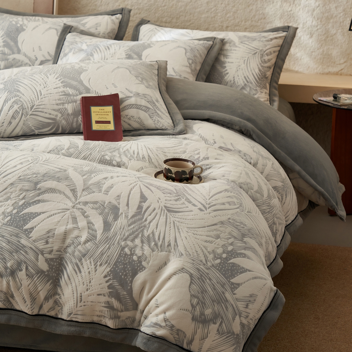 91家纺网 家纺一手货源 找家纺 子由家居 2025新款230g牛奶绒染色雕花可拆洗被套冬被 雕花被套-漫步花庭