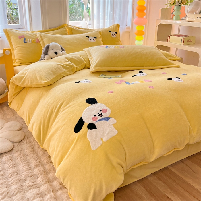 91家纺网 家纺一手货源 找家纺 雨菲家纺 2025新款高克重加厚简约毛巾绣花牛奶绒四件套 牛奶绒调皮狗黄