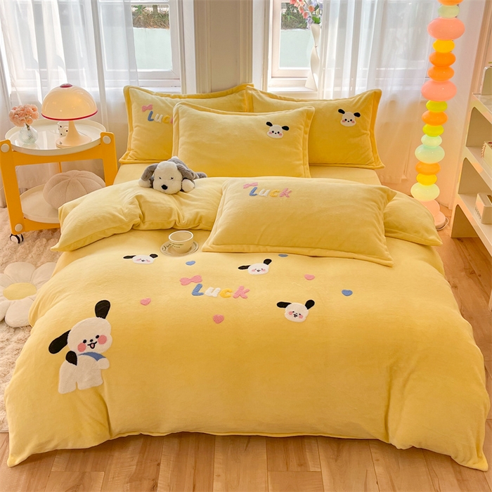 91家纺网 家纺一手货源 找家纺 雨菲家纺 2025新款高克重加厚简约毛巾绣花牛奶绒四件套 牛奶绒调皮狗黄