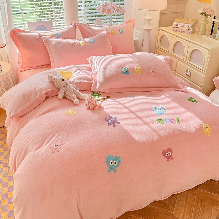 雨菲家纺 2025新款高克重加厚简约毛巾绣花牛奶绒四件套 牛奶绒小精灵粉