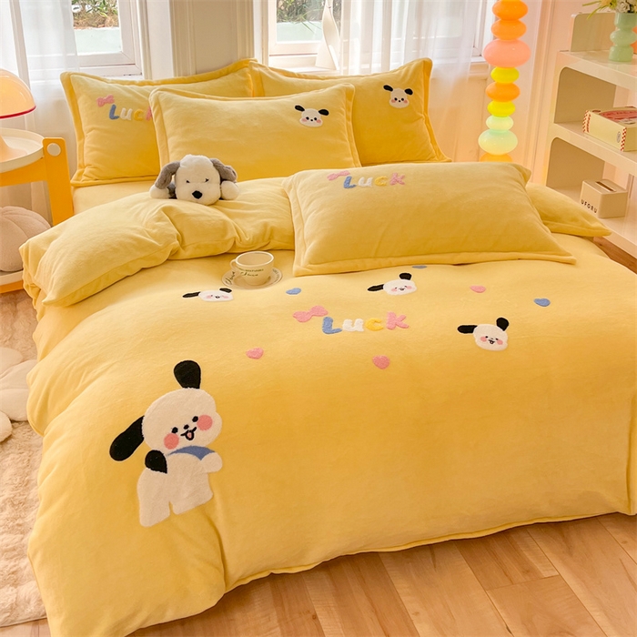 91家纺网 家纺一手货源 找家纺 雨菲家纺 2025新款高克重加厚简约毛巾绣花牛奶绒四件套 牛奶绒调皮狗黄