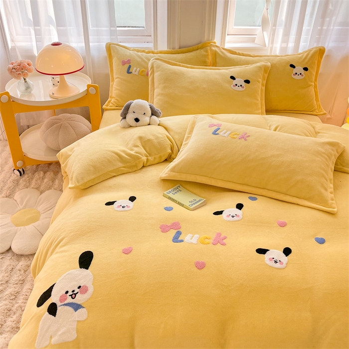 91家纺网 家纺一手货源 找家纺 雨菲家纺 2025新款高克重加厚简约毛巾绣花牛奶绒四件套 牛奶绒调皮狗黄