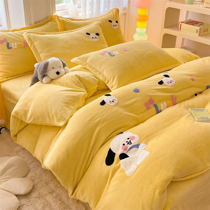 91家纺网 家纺一手货源 找家纺 雨菲家纺 2025新款高克重加厚简约毛巾绣花牛奶绒四件套 牛奶绒调皮狗黄