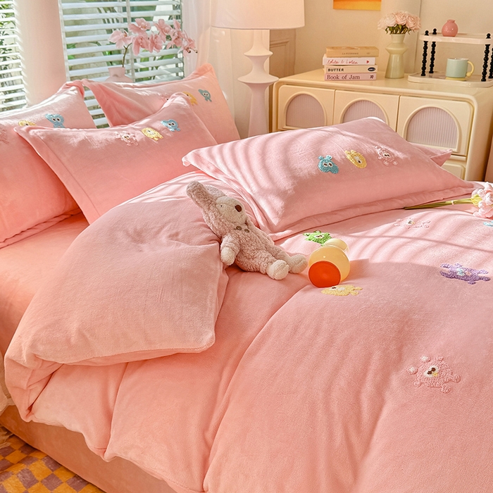 91家纺网 家纺一手货源 找家纺 雨菲家纺 2025新款高克重加厚简约毛巾绣花牛奶绒四件套 牛奶绒小精灵粉