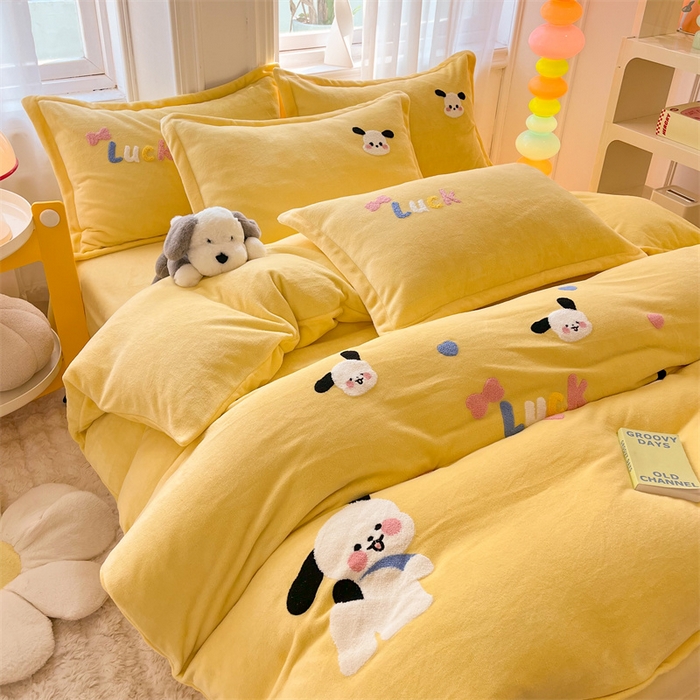 91家纺网 家纺一手货源 找家纺 雨菲家纺 2025新款高克重加厚简约毛巾绣花牛奶绒四件套 牛奶绒调皮狗黄