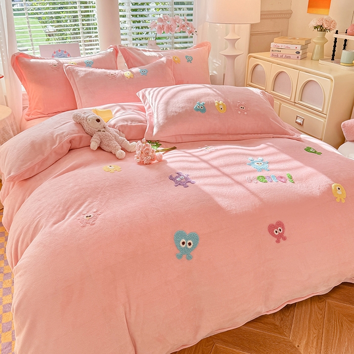 91家纺网 家纺一手货源 找家纺 雨菲家纺 2025新款高克重加厚简约毛巾绣花牛奶绒四件套 牛奶绒小精灵粉