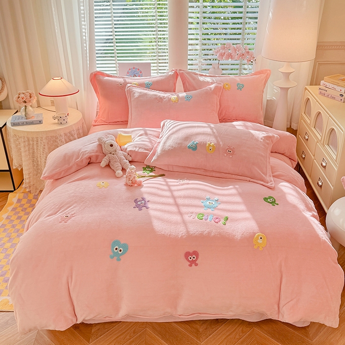 91家纺网 家纺一手货源 找家纺 雨菲家纺 2025新款高克重加厚简约毛巾绣花牛奶绒四件套 牛奶绒小精灵粉