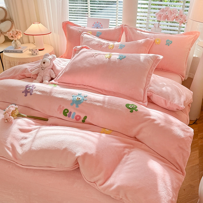 91家纺网 家纺一手货源 找家纺 雨菲家纺 2025新款高克重加厚简约毛巾绣花牛奶绒四件套 牛奶绒小精灵粉