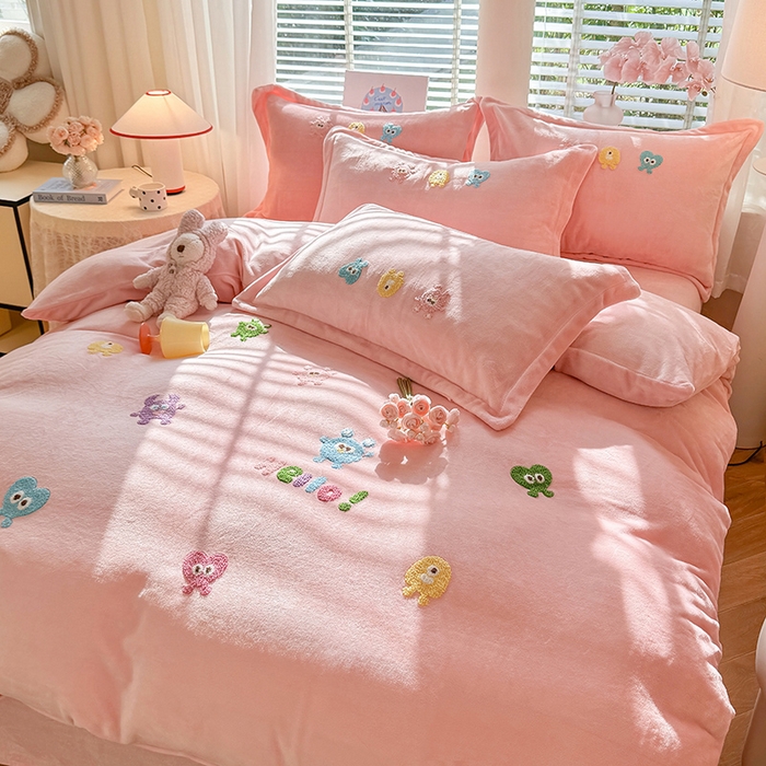 91家纺网 家纺一手货源 找家纺 雨菲家纺 2025新款高克重加厚简约毛巾绣花牛奶绒四件套 牛奶绒小精灵粉