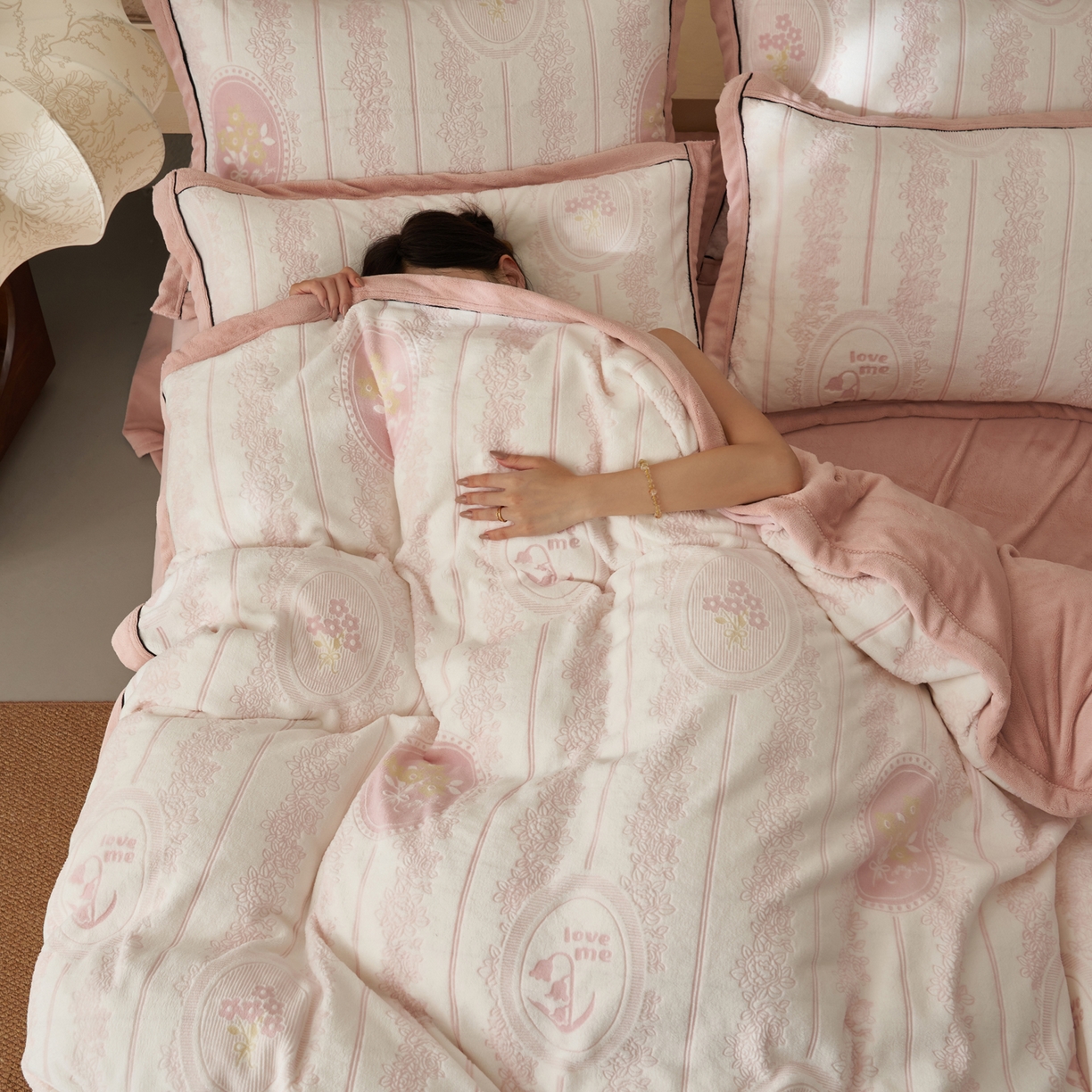 91家纺网 家纺一手货源 找家纺 子由家居 2025新款230g牛奶绒染色雕花可拆洗被套冬被 雕花被套-花境