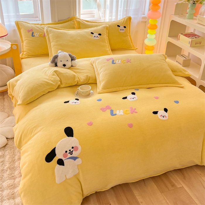 雨菲家纺 2025新款高克重加厚简约毛巾绣花牛奶绒四件套 牛奶绒调皮狗黄