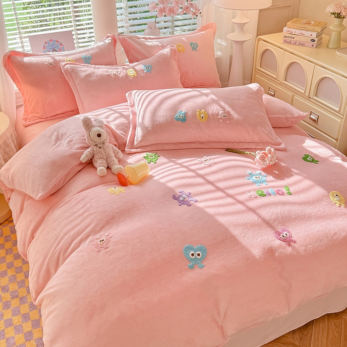 91家纺网 家纺一手货源 找家纺 雨菲家纺 2025新款高克重加厚简约毛巾绣花牛奶绒四件套 牛奶绒小精灵粉