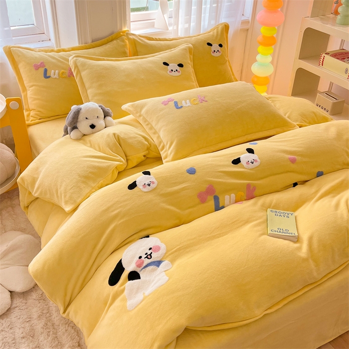 91家纺网 家纺一手货源 找家纺 雨菲家纺 2025新款高克重加厚简约毛巾绣花牛奶绒四件套 牛奶绒调皮狗黄