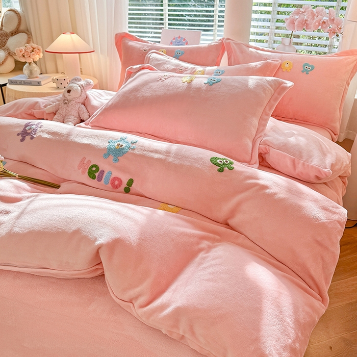 91家纺网 家纺一手货源 找家纺 雨菲家纺 2025新款高克重加厚简约毛巾绣花牛奶绒四件套 牛奶绒小精灵粉