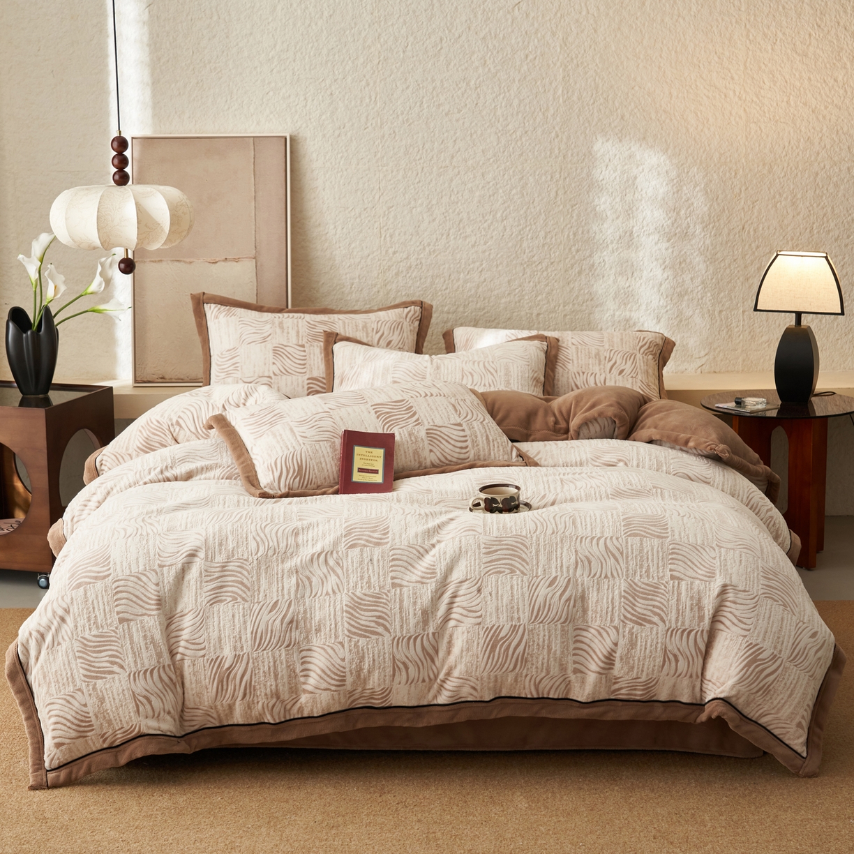 91家纺网 家纺一手货源 找家纺 子由家居 2025新款230g牛奶绒染色雕花可拆洗被套冬被 雕花被套-曲线肌理