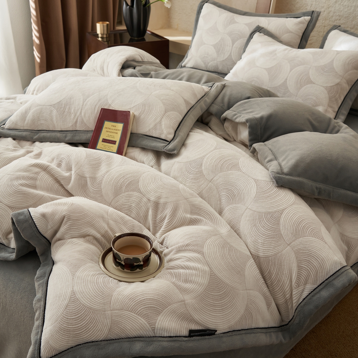 91家纺网 家纺一手货源 找家纺 子由家居 2025新款230g牛奶绒染色雕花可拆洗被套冬被 雕花被套-年轮