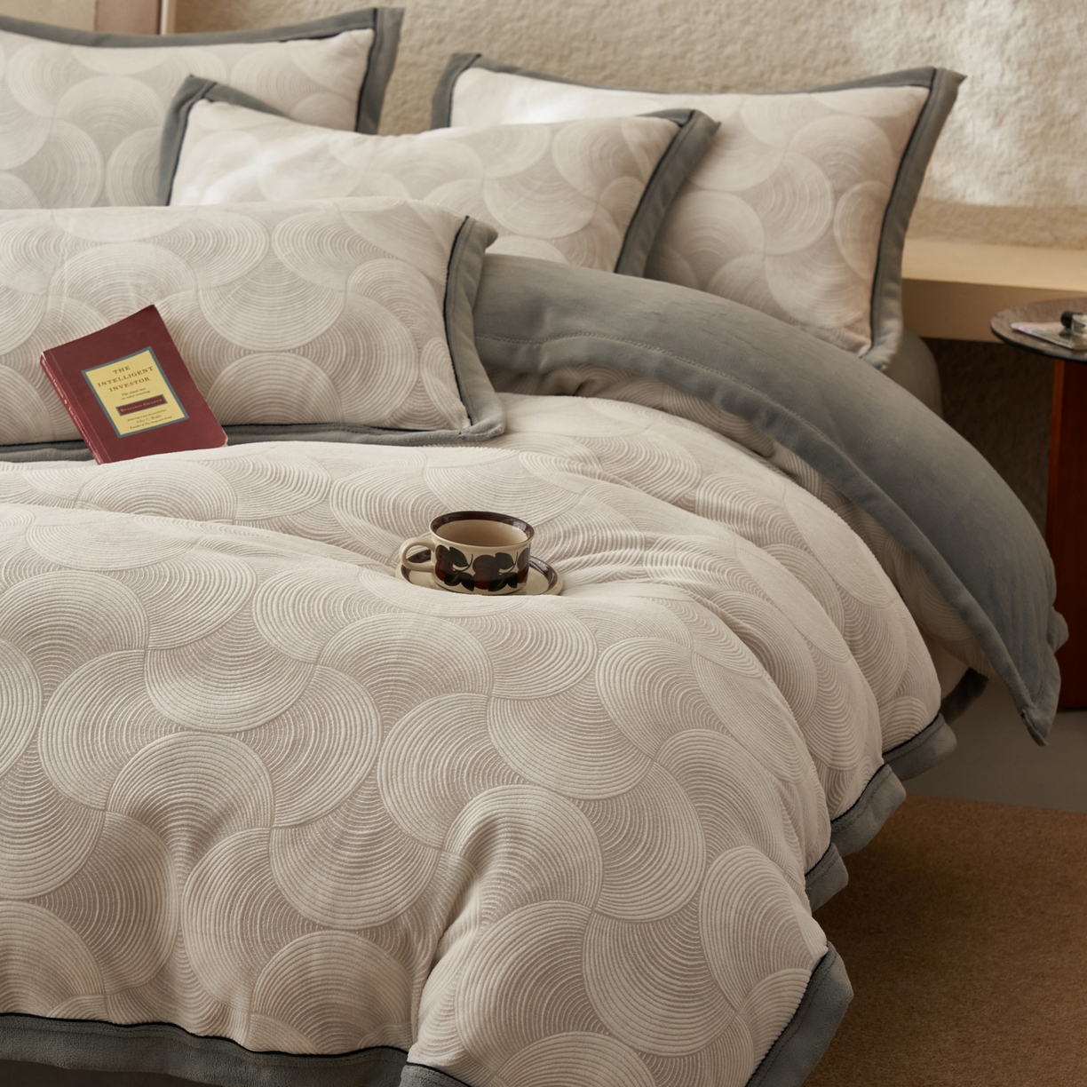 91家纺网 家纺一手货源 找家纺 子由家居 2025新款230g牛奶绒染色雕花可拆洗被套冬被 雕花被套-年轮