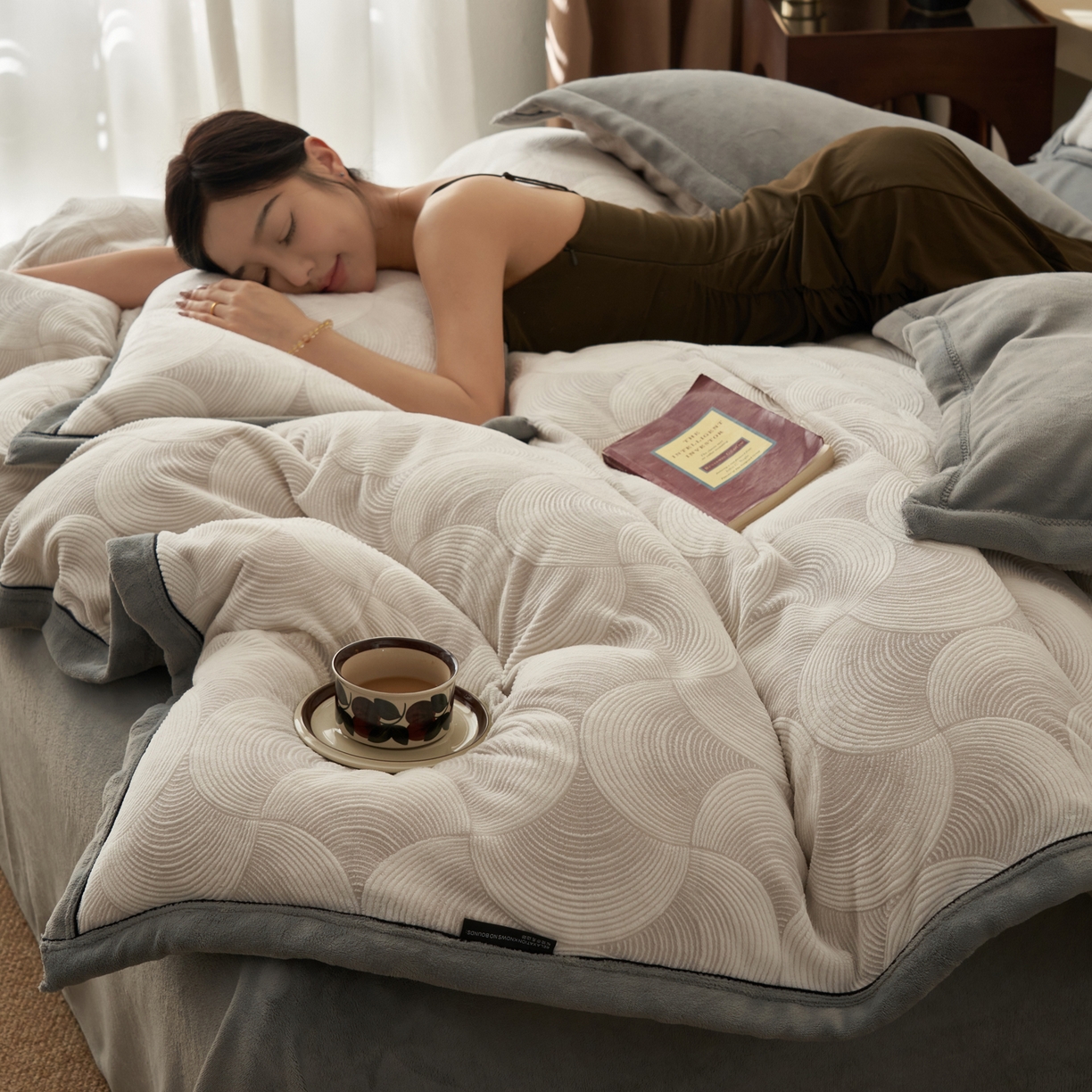 91家纺网 家纺一手货源 找家纺 子由家居 2025新款230g牛奶绒染色雕花可拆洗被套冬被 雕花被套-年轮