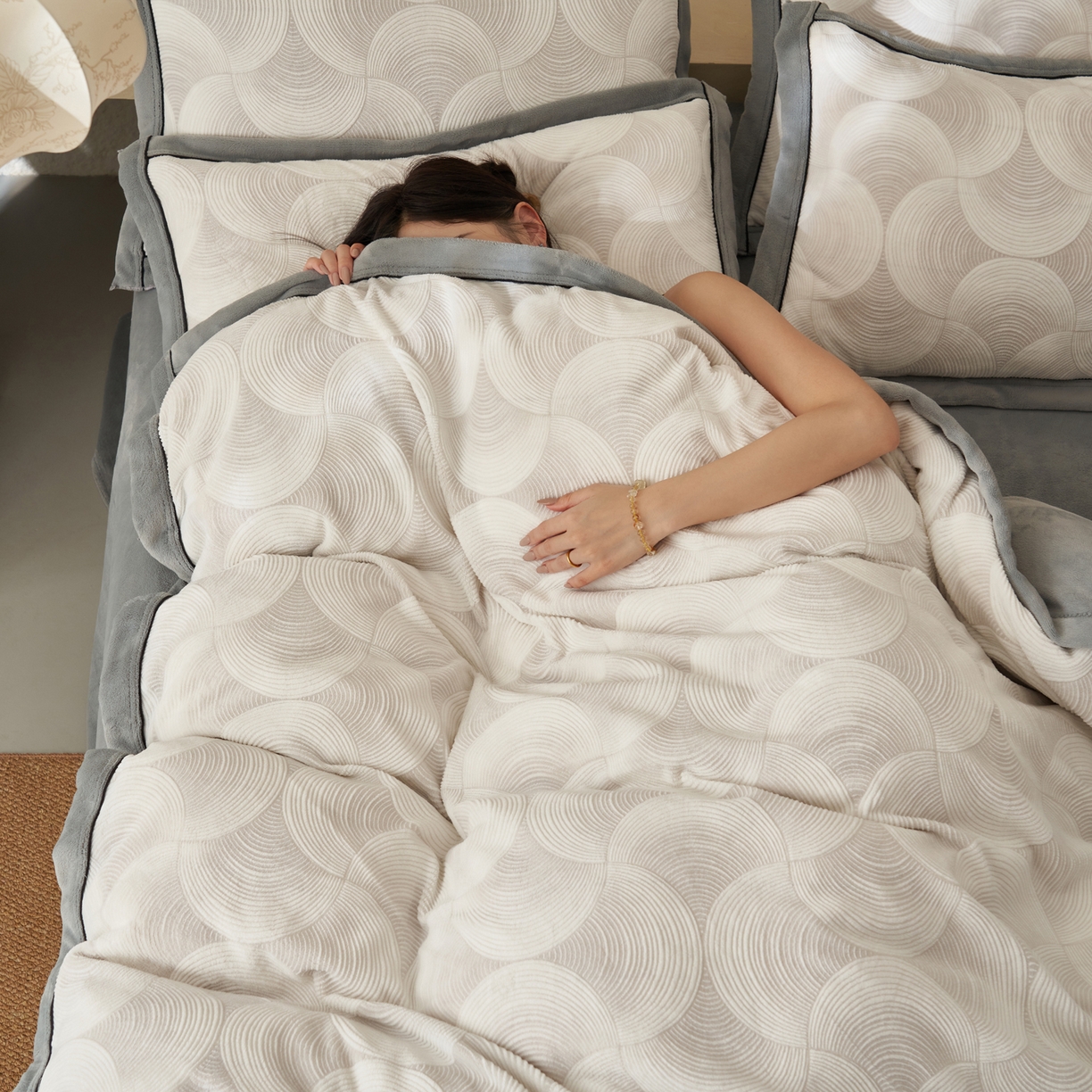 91家纺网 家纺一手货源 找家纺 子由家居 2025新款230g牛奶绒染色雕花可拆洗被套冬被 雕花被套-年轮