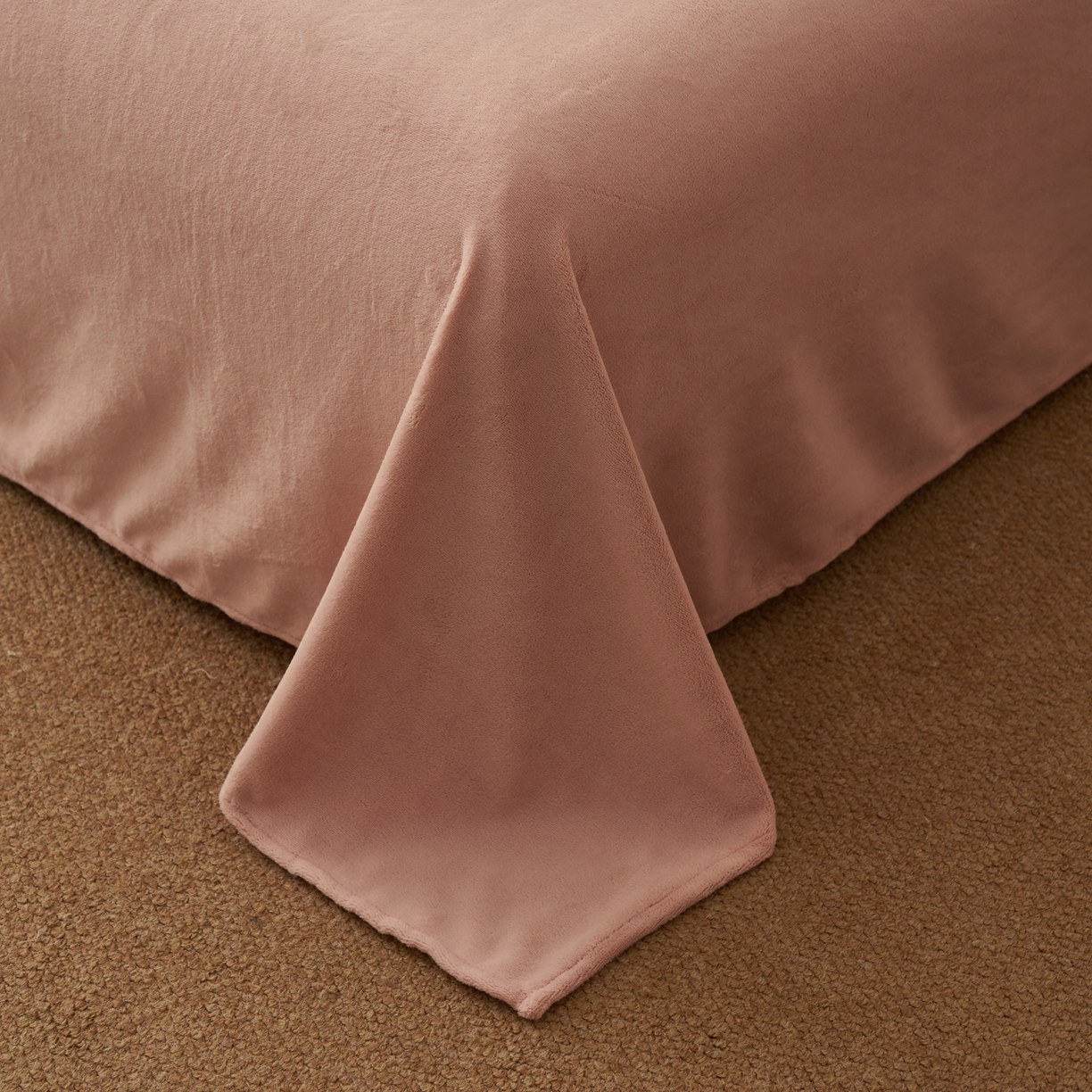 91家纺网 家纺一手货源 找家纺 子由家居 2025新款230g牛奶绒染色雕花可拆洗被套冬被 雕花被套-云中行