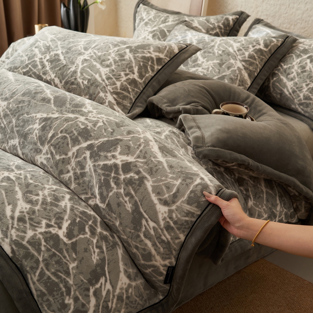 91家纺网 家纺一手货源 找家纺 子由家居 2025新款230g牛奶绒染色雕花可拆洗被套冬被 雕花被套-大理石纹