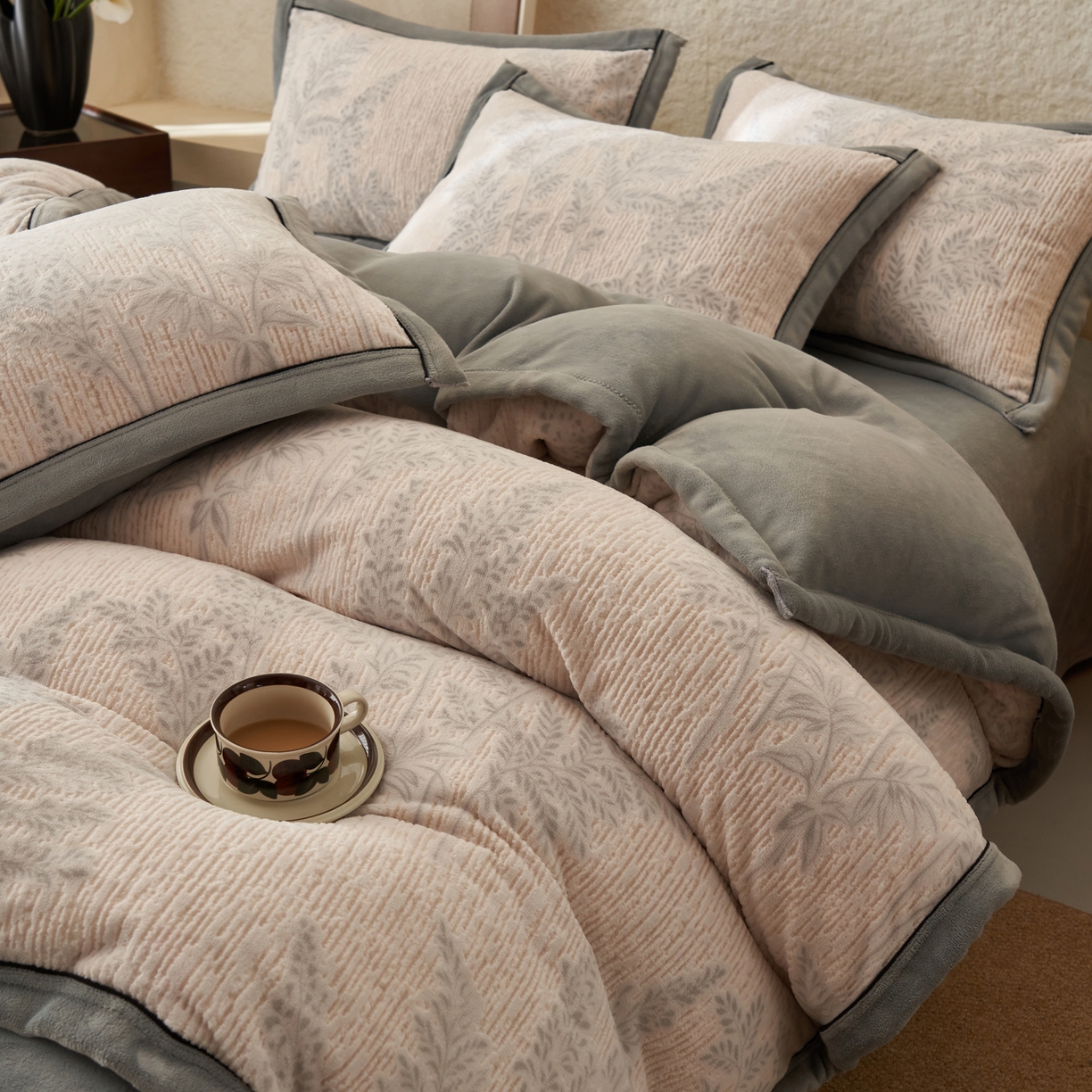 91家纺网 家纺一手货源 找家纺 子由家居 2025新款230g牛奶绒染色雕花可拆洗被套冬被 雕花被套-浮生