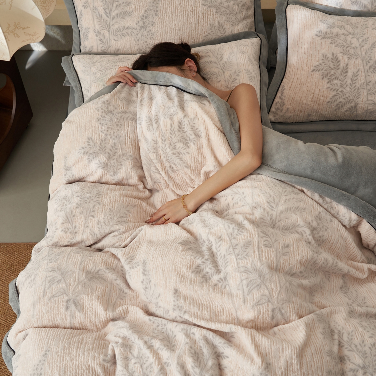 91家纺网 家纺一手货源 找家纺 子由家居 2025新款230g牛奶绒染色雕花可拆洗被套冬被 雕花被套-浮生