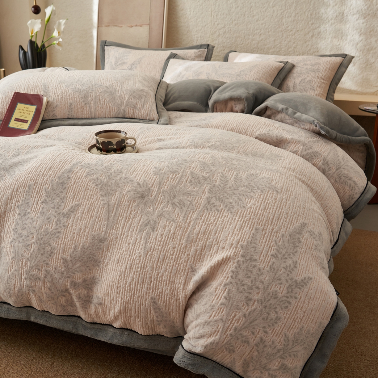 91家纺网 家纺一手货源 找家纺 子由家居 2025新款230g牛奶绒染色雕花可拆洗被套冬被 雕花被套-浮生