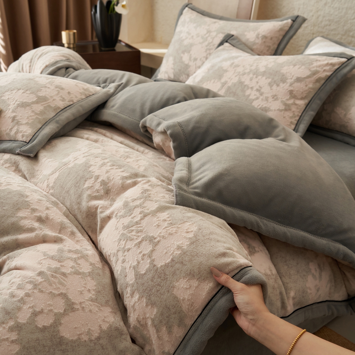 91家纺网 家纺一手货源 找家纺 子由家居 2025新款230g牛奶绒染色雕花可拆洗被套冬被 雕花被套-丛林意境
