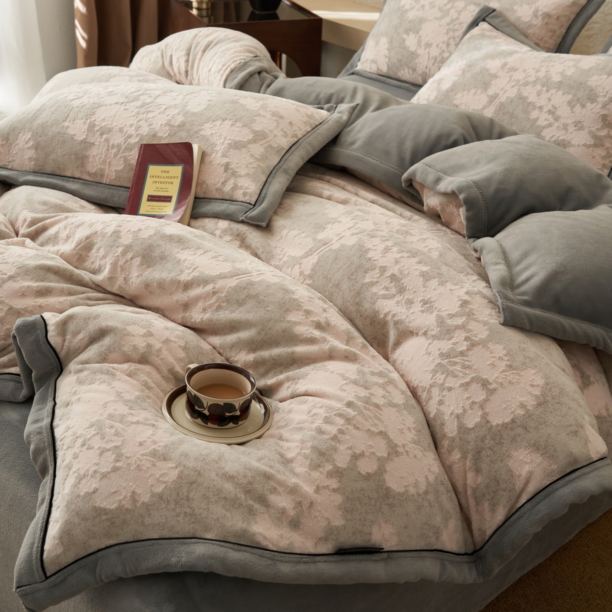 91家纺网 家纺一手货源 找家纺 子由家居 2025新款230g牛奶绒染色雕花可拆洗被套冬被 雕花被套-丛林意境