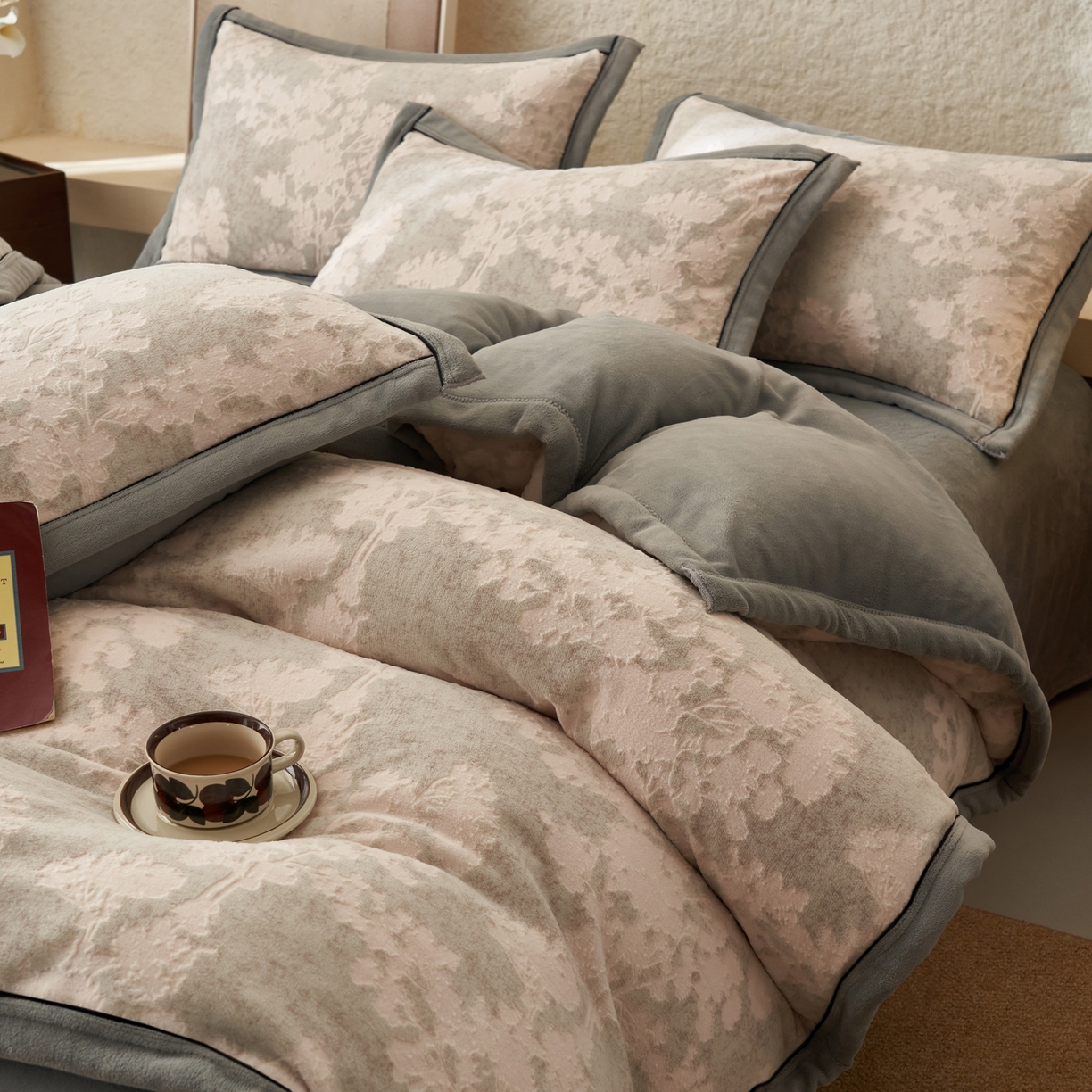 91家纺网 家纺一手货源 找家纺 子由家居 2025新款230g牛奶绒染色雕花可拆洗被套冬被 雕花被套-丛林意境