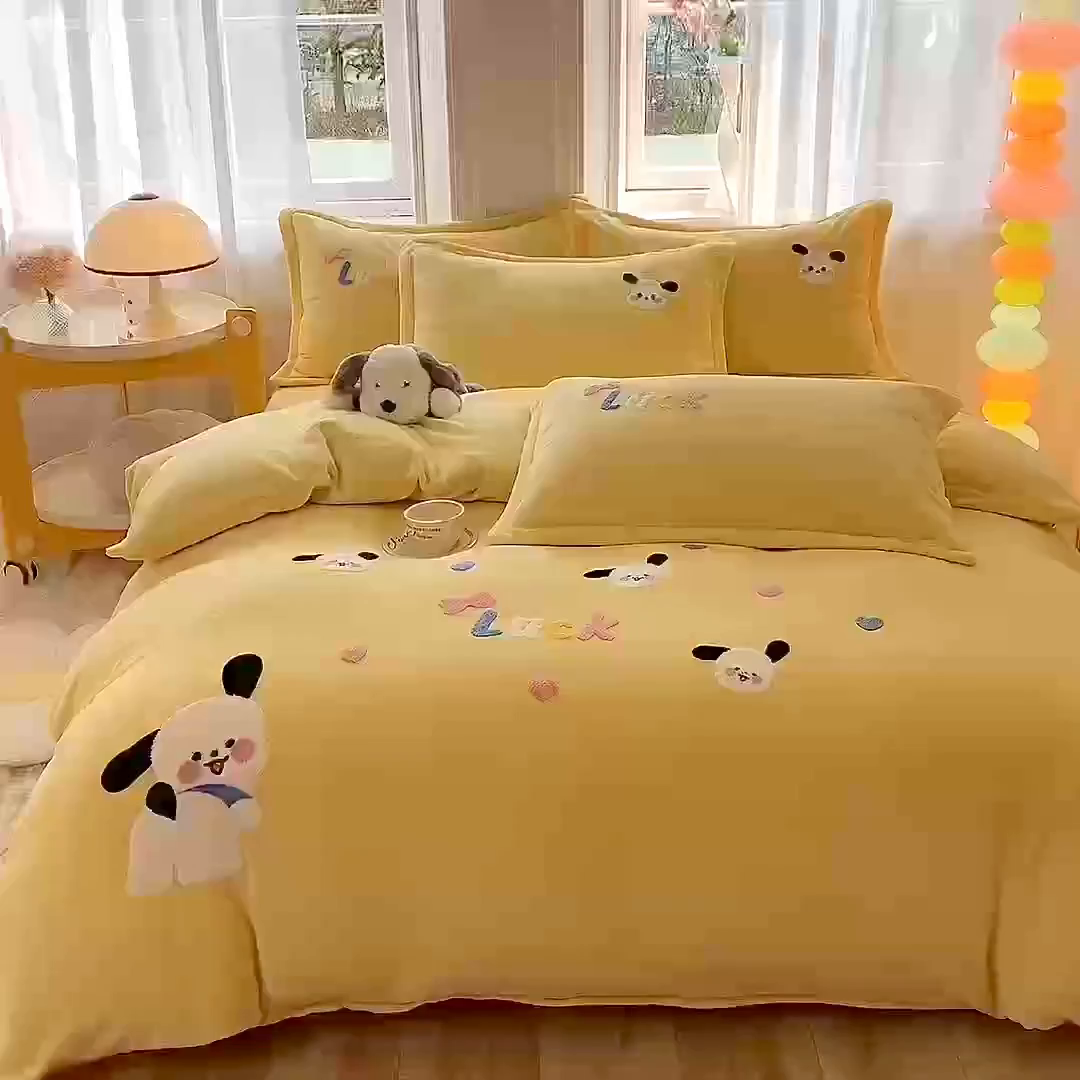 91家纺网 家纺一手货源 找家纺 雨菲家纺 2025新款高克重加厚简约毛巾绣花牛奶绒四件套 牛奶绒调皮狗黄