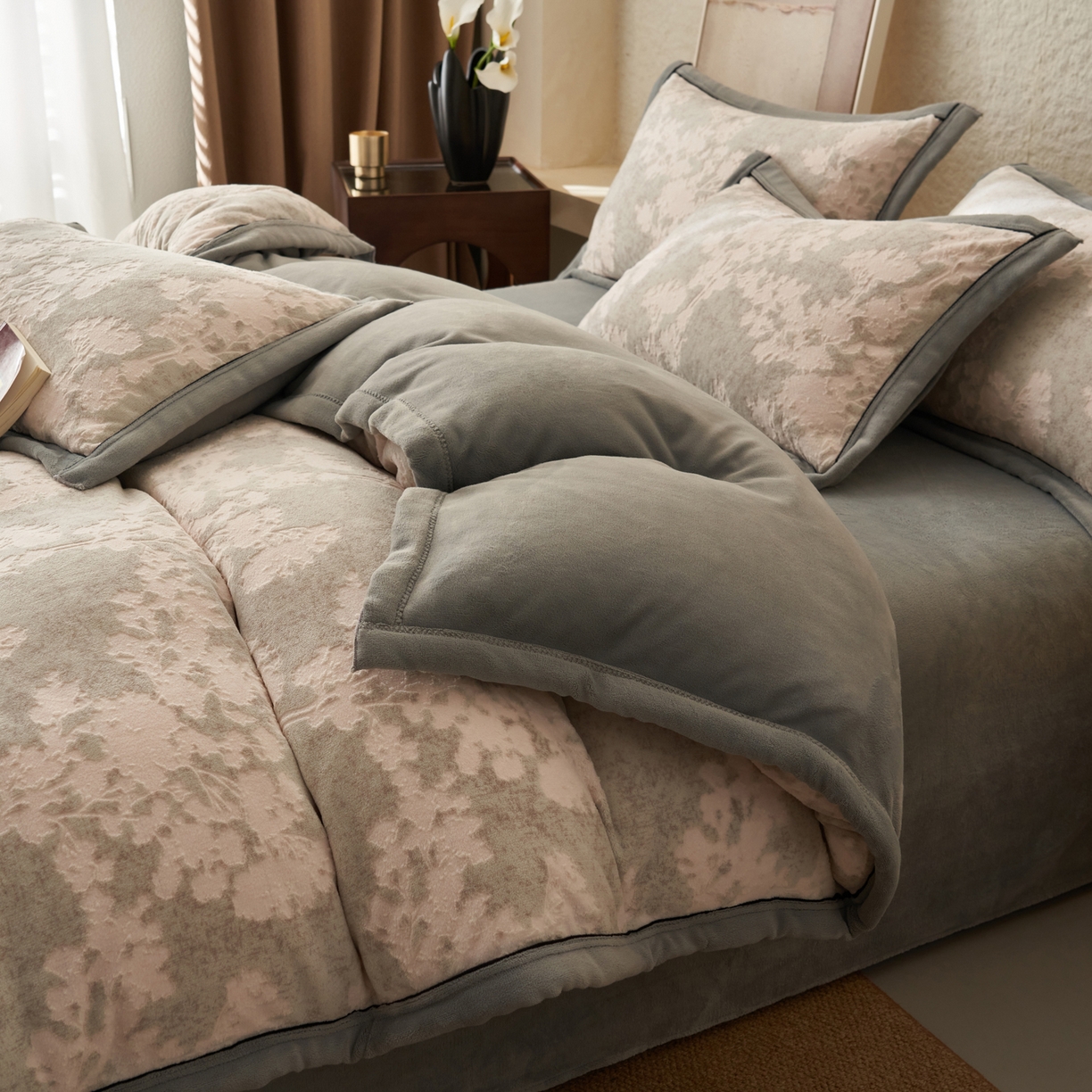 91家纺网 家纺一手货源 找家纺 （总）子由家居 2025新款230g牛奶绒染色雕花可拆洗被套冬被