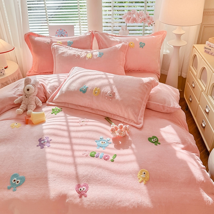 91家纺网 家纺一手货源 找家纺 雨菲家纺 2025新款高克重加厚简约毛巾绣花牛奶绒四件套 牛奶绒小精灵粉